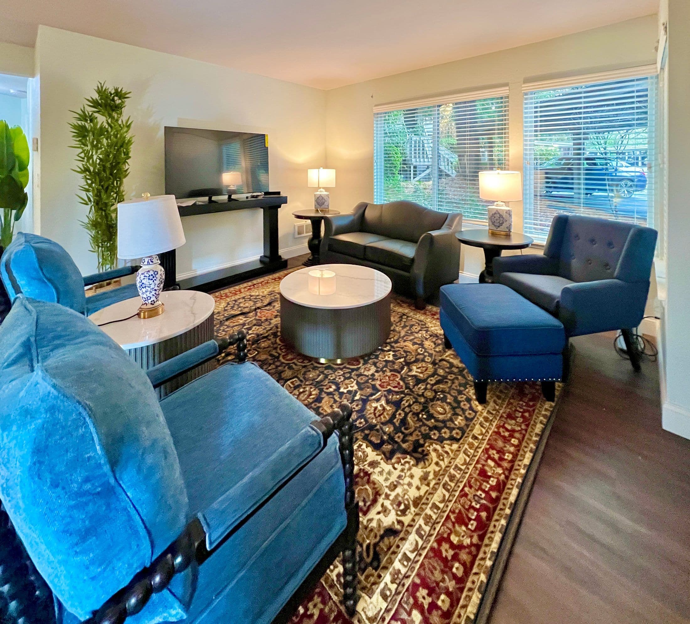 A King Bed 2BR Condo • DT Bellevue •Free Parking — photo 2