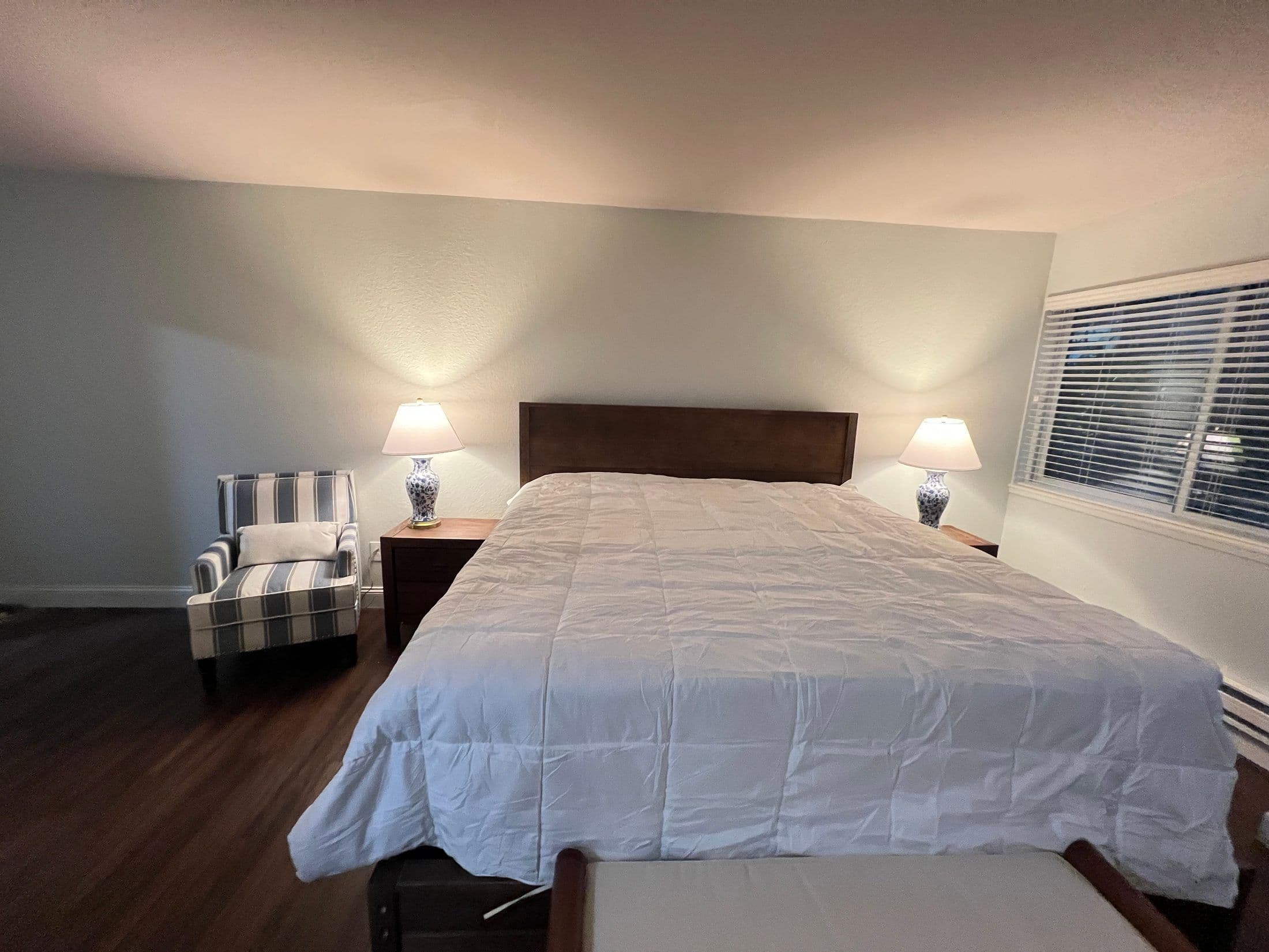 A King Bed 2BR Condo • DT Bellevue •Free Parking — photo 5