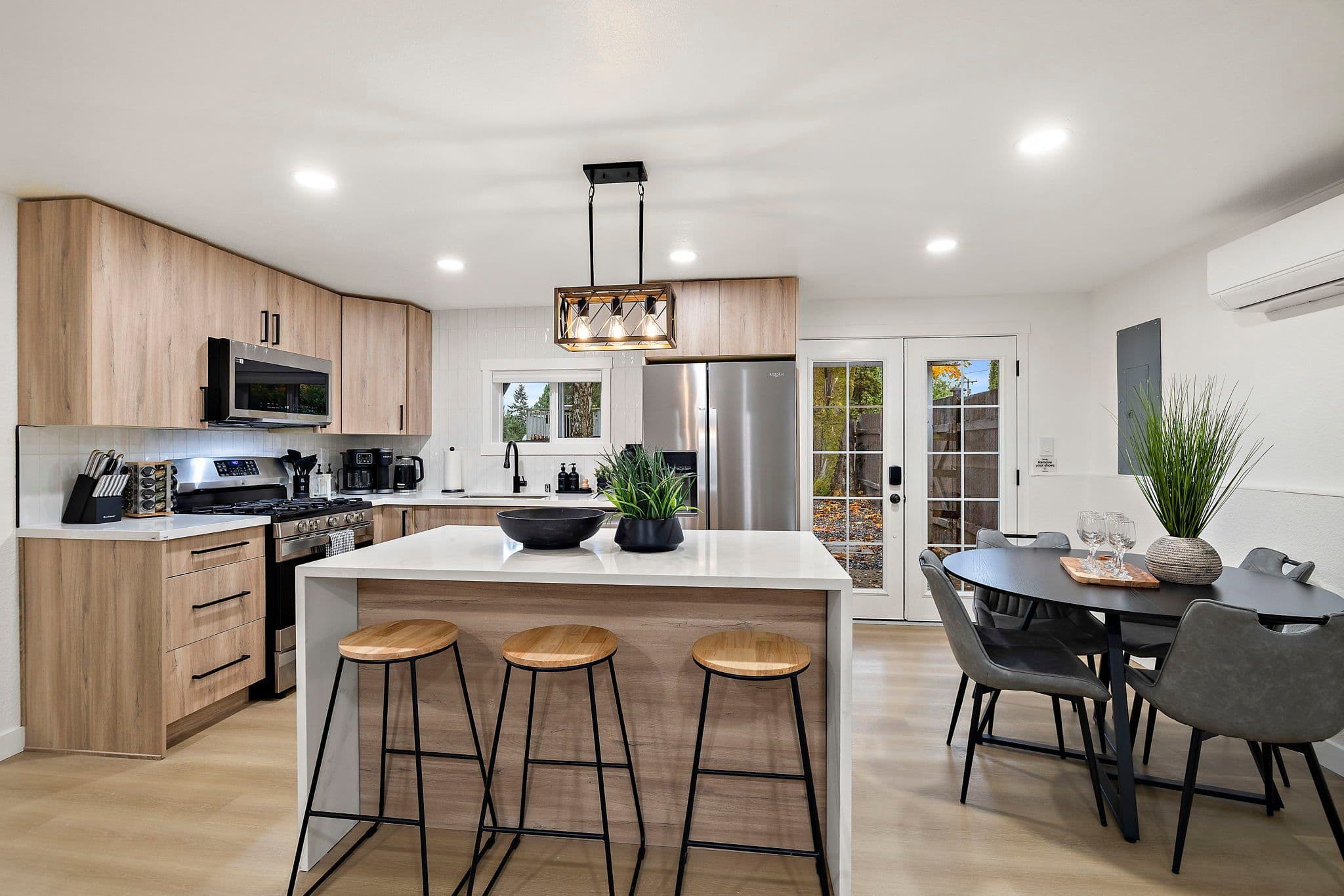 Lynnwood Luxury 6BR Home | Modern & Spacious Stay — photo 2