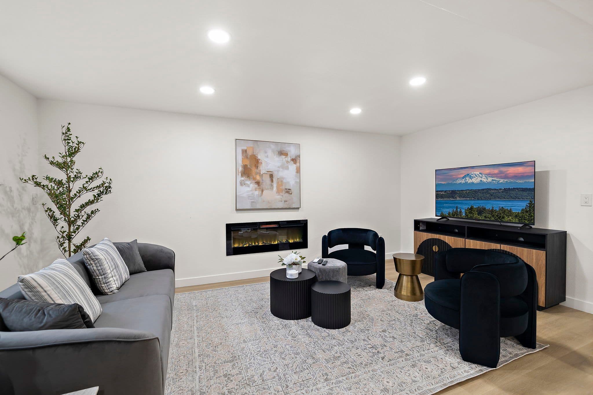 Lynnwood Luxury 6BR Home | Modern & Spacious Stay — photo 3