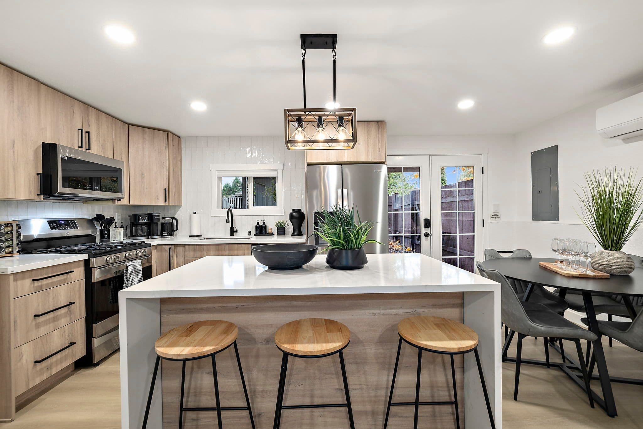 Lynnwood Luxury 6BR Home | Modern & Spacious Stay — photo 5