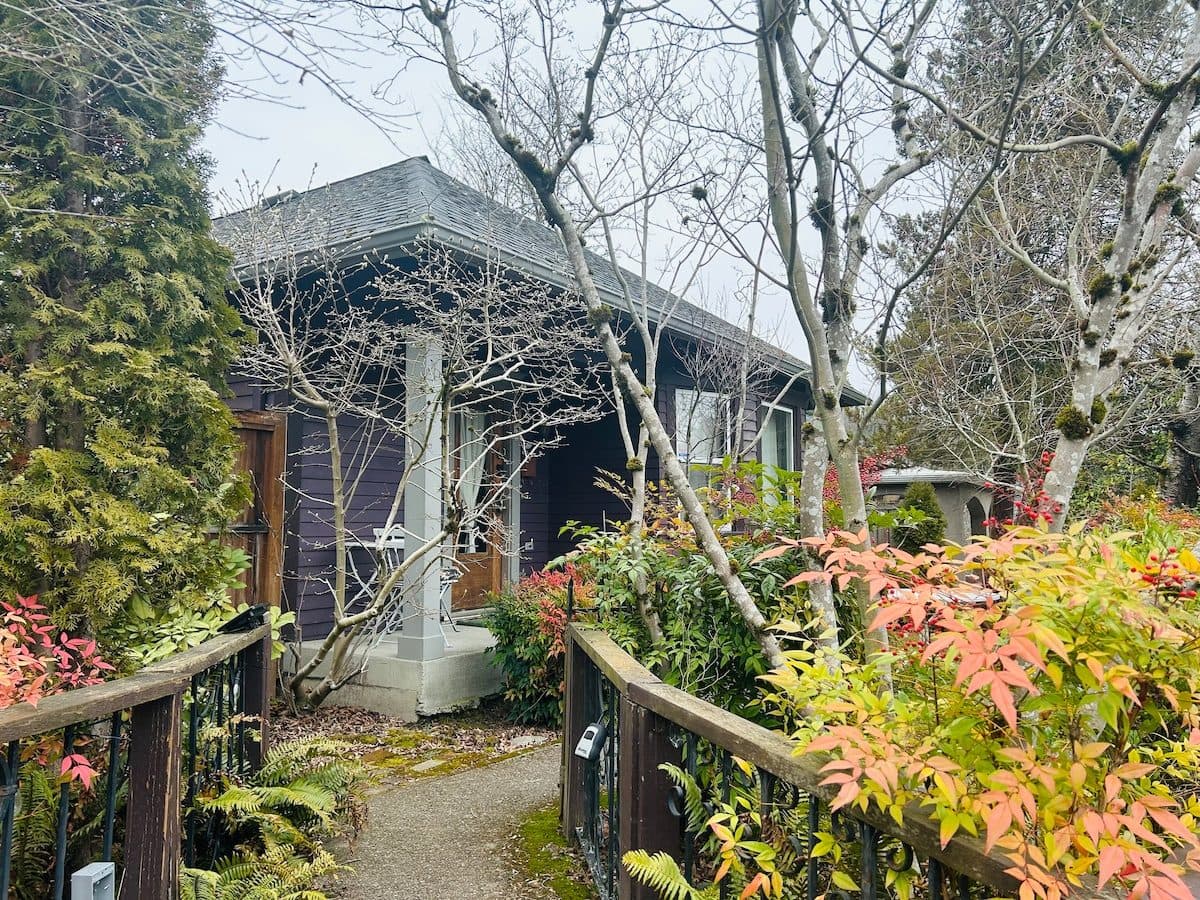 Charming Historic Home • Quaint Garden • Arboretum