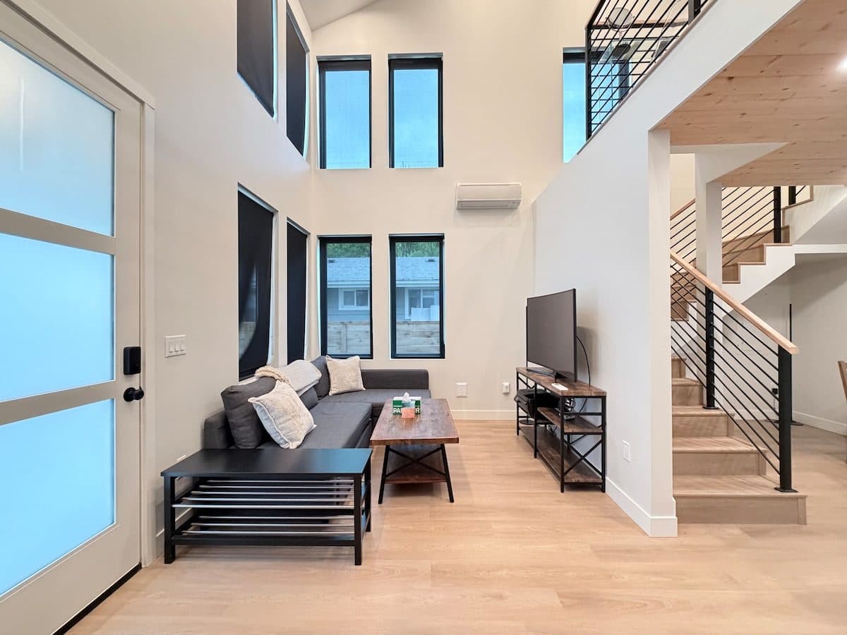 Modern Seattle Loft w. AC | High Ceiling| King bed